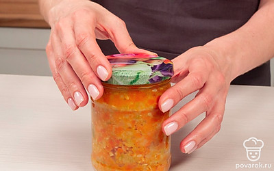 Подготовьте икру к хранению. Готовую икру разлейте по стерилизованным банкам и плотно закупорьте крышками.