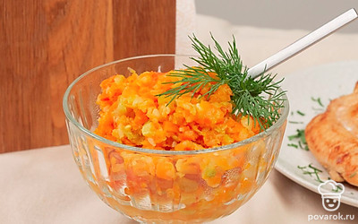 Подавайте готовую кабачковую икру с помидорами как самостоятельное блюдо или как закуску к мясу, рыбе, овощам, крупам.