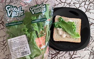 Выложите предварительно помытый лист салата.