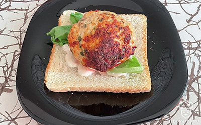 Выложите тонко нарезанный ломтик томата, сверху аккуратно положите котлету.