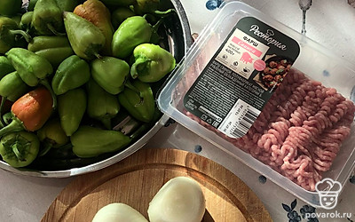 Подготавливаем все ингредиенты. Фарш можно брать любой мясной. Но я предпочитаю свиной, так как готовлю перцы без зажарки и нужно мясо пожирнее.