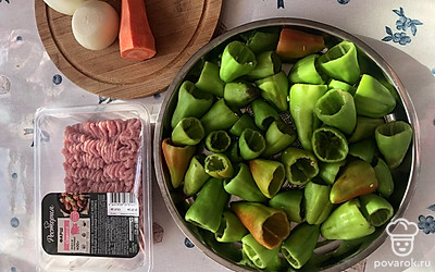 Промываем хорошо перцы и очищаем их от семян. Острым ножом аккуратно срезаем часть с хвостика и, надрезая стенки внутри, вынимаем семена.