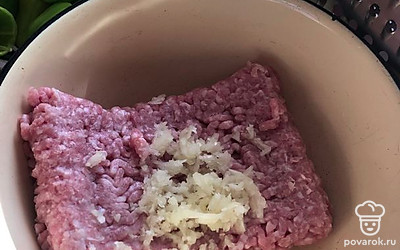 Готовим фарш. Измельчаем 3 зубчика свежего чеснока.