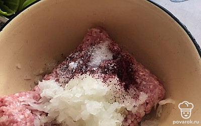 Небольшую луковицу натираем на крупной терке. Добавляем соль и специи по желанию.