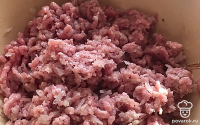 И тщательно перемешиваем фарш.