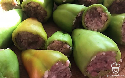 Начиняем плотно маленькие перцы.