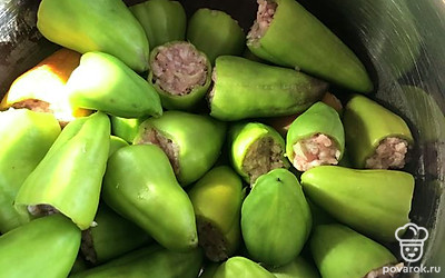 Складываем их в глубокую кастрюлю.