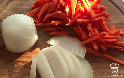 Морковь нарезаем соломкой и лук полукольцами.