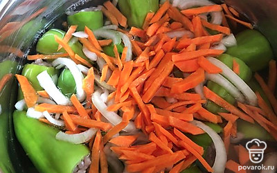 Застилаем перцы луком и морковью. Наливаем кипяченую воду по уровню продуктов. Добавляем немного соли. Ставим на медленный огонь и готовим 30 минут.