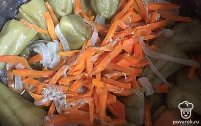 Крышку не закрываем плотно, наоборот, оставляем немного приоткрытой. Тогда можем полчаса, не заглядывая, готовить. Затем выключаем плиту и даем перцам настояться.