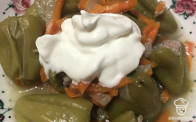 Готовый перчик раскладываем по тарелкам.