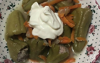 Подаем перец со сметаной и свежим хлебом. Блюдо отлично подходит на ужин.