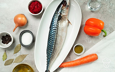 Скумбрию почистите и выпотрошите, тщательно помойте, удалите голову, жабры и хвост, нарежьте на куски толщиной 3 см. Репчатый лук почистите и нарежьте полукольцами. Болгарский перец помойте, удалите плодоножки, нарежьте небольшими кубиками. Морковь помойте, почистите, натрите на корейской терке. Простерилизуйте банки и крышки для хранения салата.