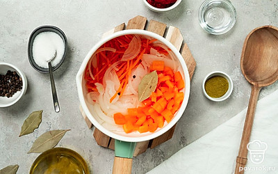 Приготовьте овощи. В кастрюле соедините измельченные луковицу, морковку и сладкий перец. Добавьте сахарный песок, томатную пасту, масло и четверть стакана воды. Проварите овощное рагу на медленном огне около 30 минут.