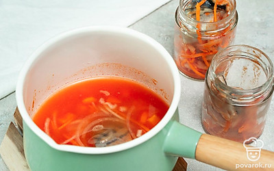 Подготовьте блюдо к хранению. Разложите горячий салат из скумбрии с овощами по банкам и плотно закройте крышками.