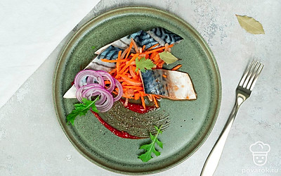 Подавайте рыбный салат на зиму из скумбрии, украсив его листиками петрушки.