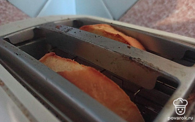 Ломтики хлеба поджарьте в тостере (3 минуты).