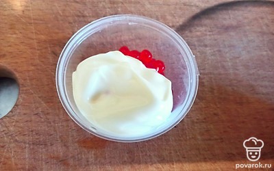 Для соуса смешайте майонез с красной икрой.