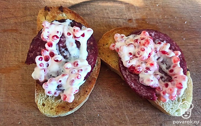 Сверху нанесите соус.