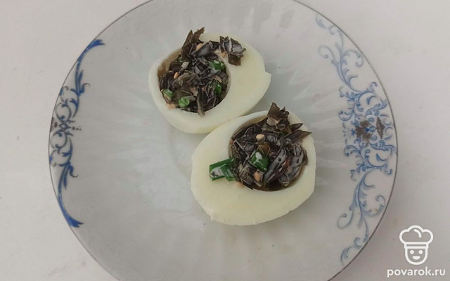 Яйцо, фаршированное морской капустой с жареным кунжутом — Рецепт с фото