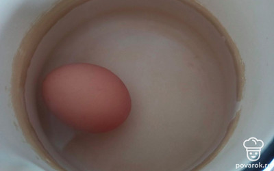Яйцо отварите вкрутую (7 минут). 