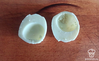 Аккуратно извлеките желток из яйца.