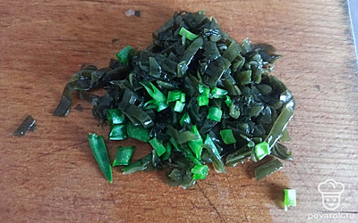 Лук и морскую капусту мелко нарежьте.