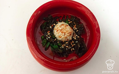 Смешайте морскую капусту, лук, кунжут, майонез с щепоткой соли.