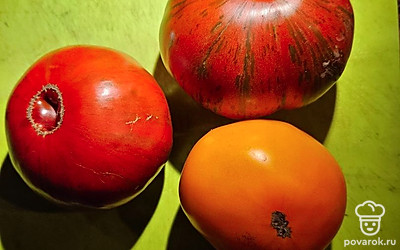 Помидоры помойте и прокрутите через мясорубку. Можно пробить блендером в кастрюле.