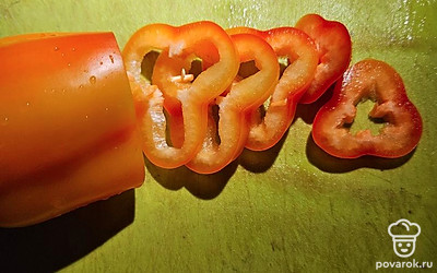 Перец помойте, почистите и нарежьте кольцами.