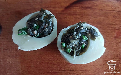 Выложите получившуюся начинку в яичный белок.