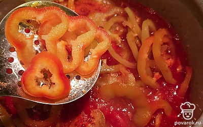 Перец поместите в томатную массу и поставьте кастрюлю на огонь.