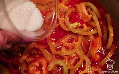 Добавьте соль, сахар и оливковое масло. Перемешайте и варите 35 минут.