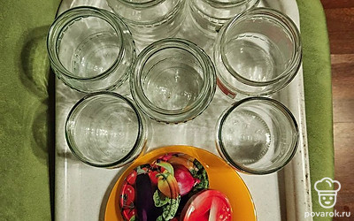 В простерилизованные банки выложите готовое лечо.