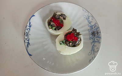 Подавайте порционно, украсив красной икрой.