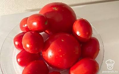 Помидоры помыть, почистить и частично снять кожуру.