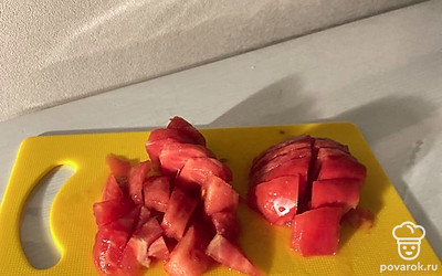 Нарезать мелкими кубиками.