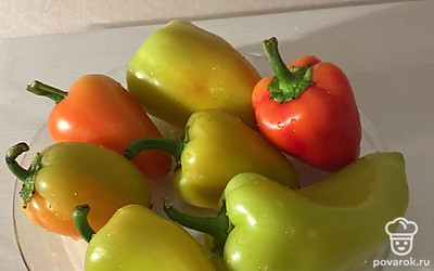 Перцы грунтовые помыть, почистить.