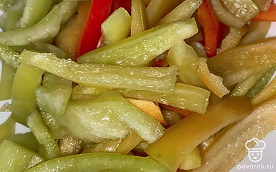 Нарезать соломкой.