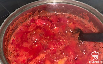 Во время работы с перцами поставить варить помидоры. Помешивать и слегка придавливать ложкой разваренные плоды.