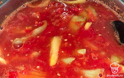 Когда помидоры станут водянистыми, отправить к ним перцы и размешать.