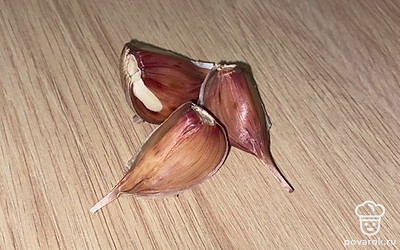 Несколько зубчиков чеснока крупно нарезать или натереть на мелкой терке. Положить в лечо.