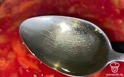 В кастрюлю добавить 2-3 столовые ложки подсолнечного масла.