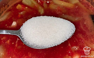 Приправить 2 столовыми ложками сахара, ложкой соли и парой столовых ложек уксуса. 