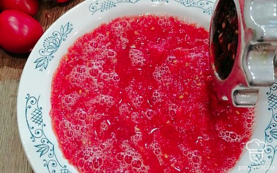 Помидоры промыть, пропустить через мясорубку. 