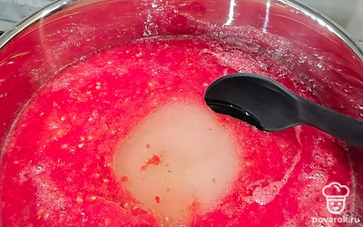 Выложить пропущенные через мясорубку помидоры в кастрюлю. Добавить к массе растительное масло, сахар и соль. После закипания варить 15 минут. 