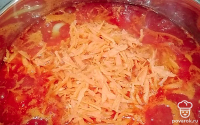 Добавить морковь и лук в кастрюлю вместе с уксусом. Варить еще 15 минут. 