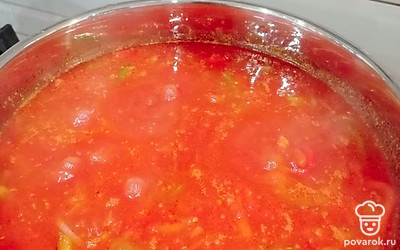 Нашинкованный болгарский перец добавить к нашей массе и варить все вместе 30 минут. 