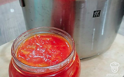 Разлить готовое лечо по простерилизованным банкам и закатать. 