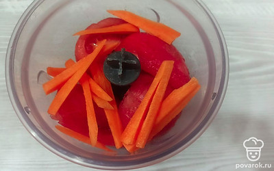 Помидоры и морковь чистим и нарезаем. Выкладываем в чашу блендера. Все измельчаем. 